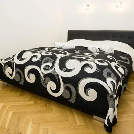 Black & White Apartment Prague By Wenceslas Square And Muzeum Apartment