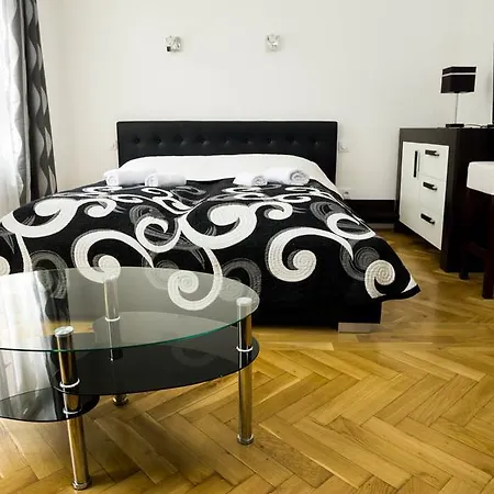 Black & White Apartment Prague By Wenceslas Square And Muzeum Prague