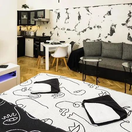 Black & White By Wenceslas Square And Muzeum Apartamento *