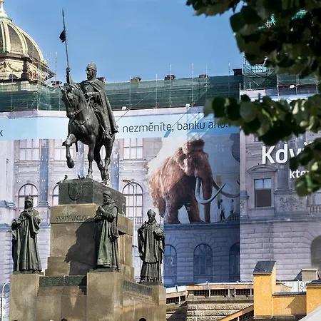Black & White By Wenceslas Square And Muzeum Appartamento Praga